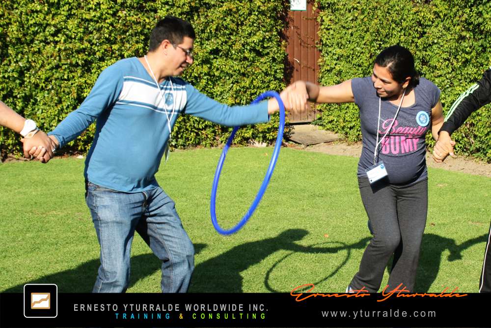 Team Building LATAM con cuerdas bajas como herramienta de aprendizaje vivencial y fortalecimiento organizacional