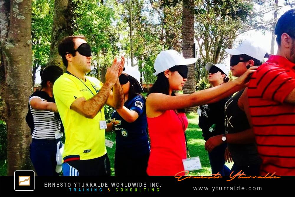 Team Building LATAM con dinámicas al aire libre que promueven el trabajo en equipo
