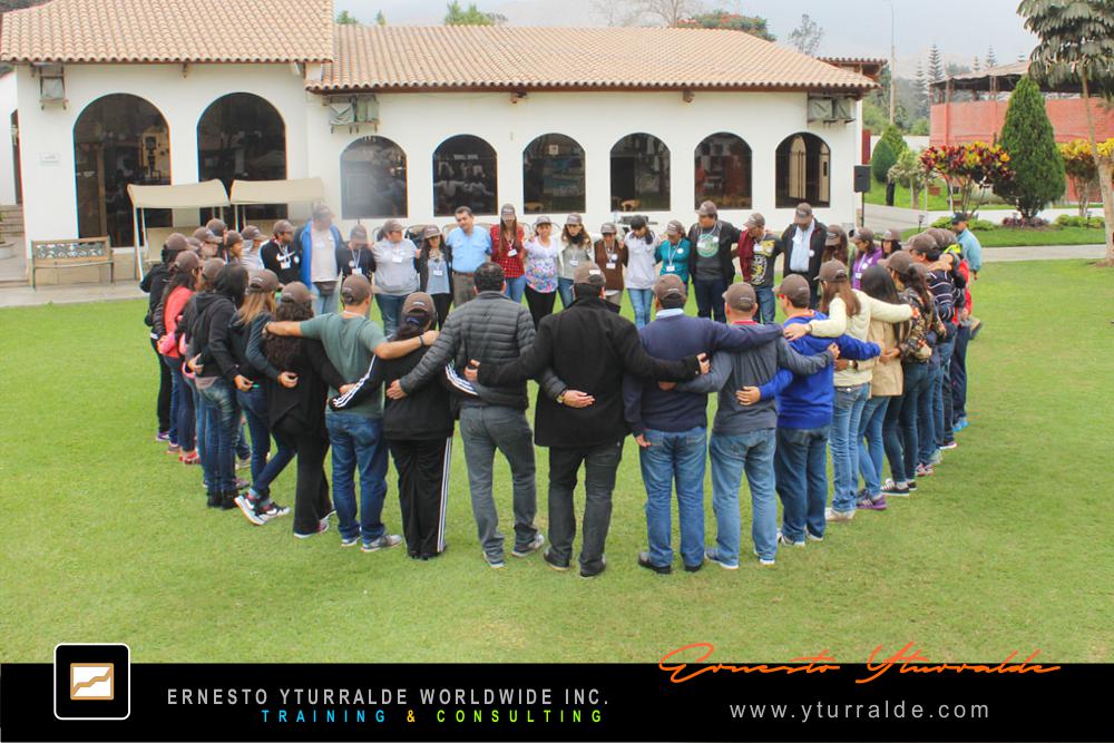 Taller vivencial de trabajo en equipo con dinámicas de Cuerdas Bajas en Team Building LATAM