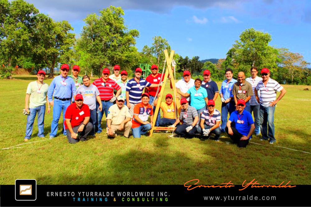 Team Building LATAM con talleres corporativos de cuerdas bajas orientados al desarrollo de liderazgo y trabajo colaborativo