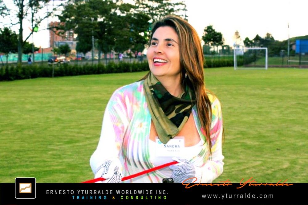 Team Building LATAM con ejercicios vivenciales que desarrollan liderazgo, empatía y cooperación