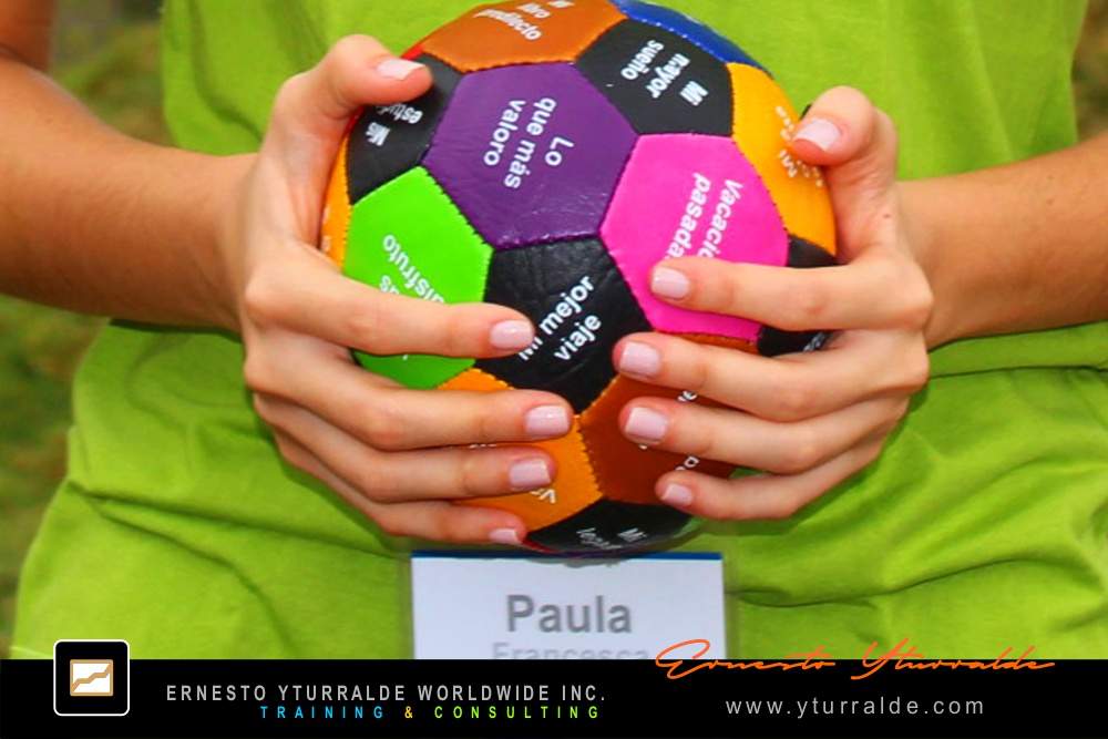 Team Building LATAM con retos grupales y dinámicas colaborativas que fortalecen el sentido de equipo